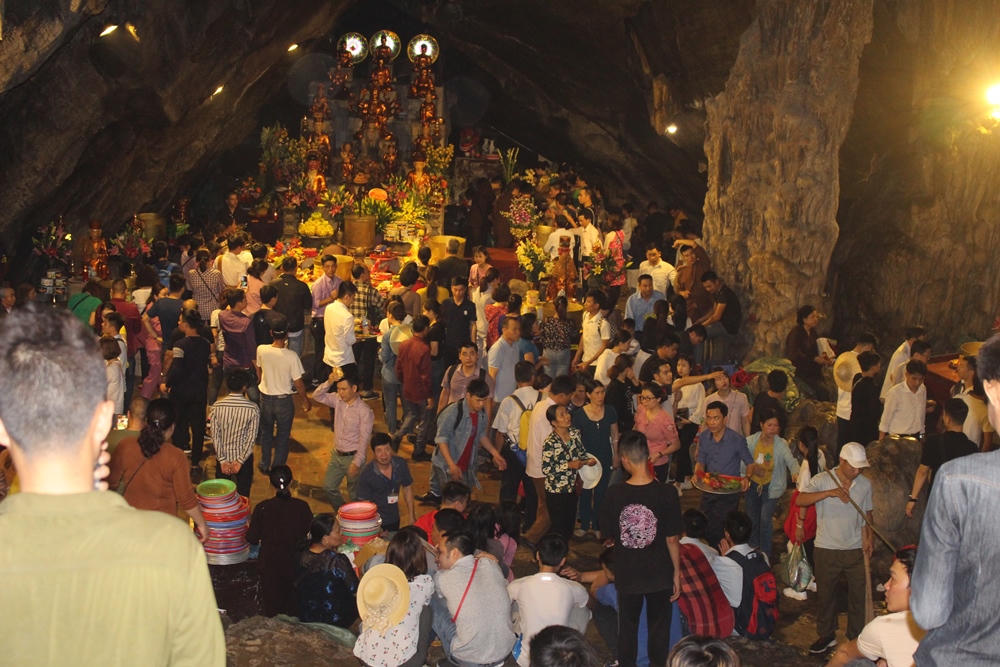 Hàng vạn du khách đổ về chiêm bái chùa Hương mỗi ngày Tết 